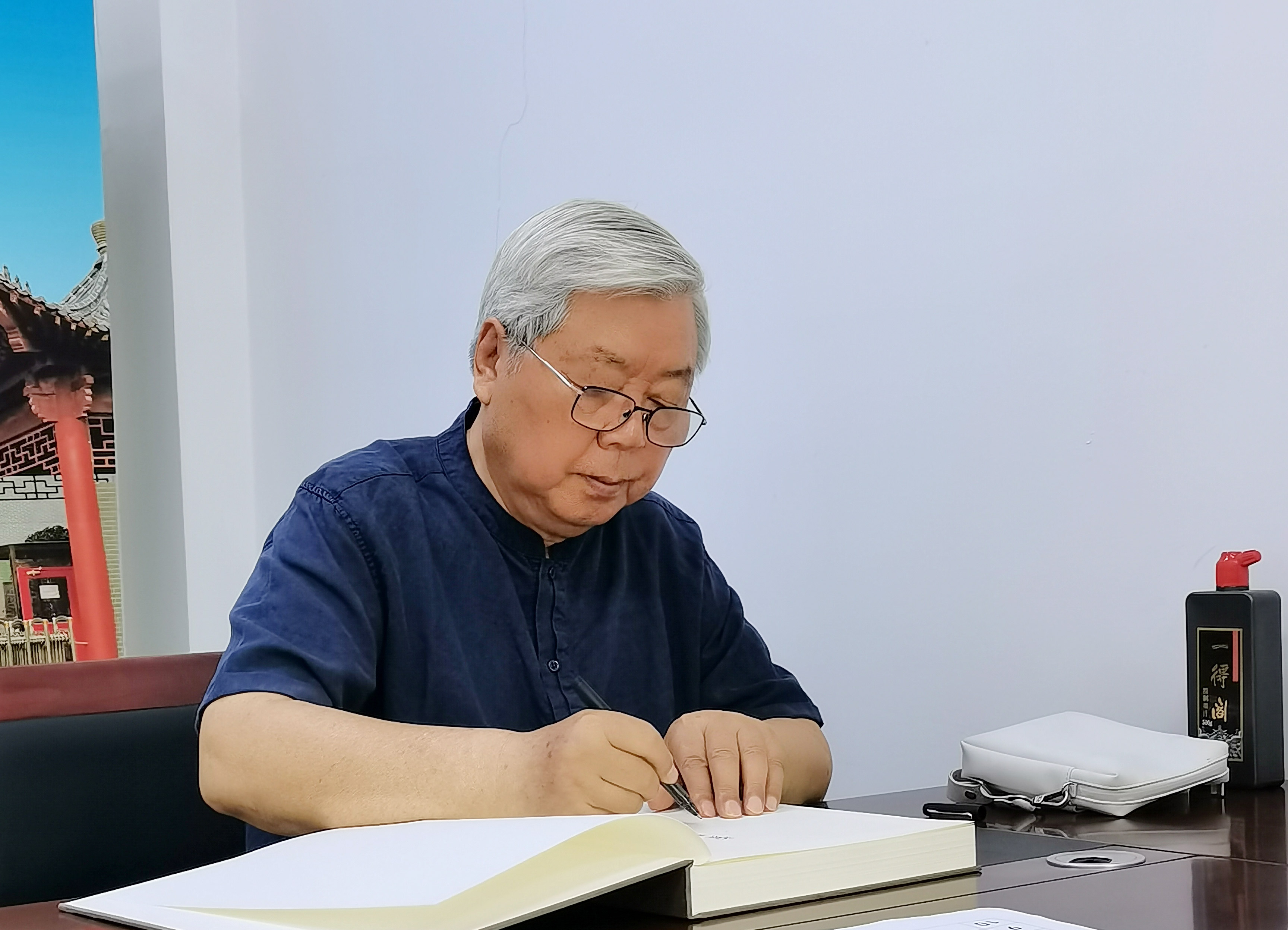 著名书画家李荣海先生写作中